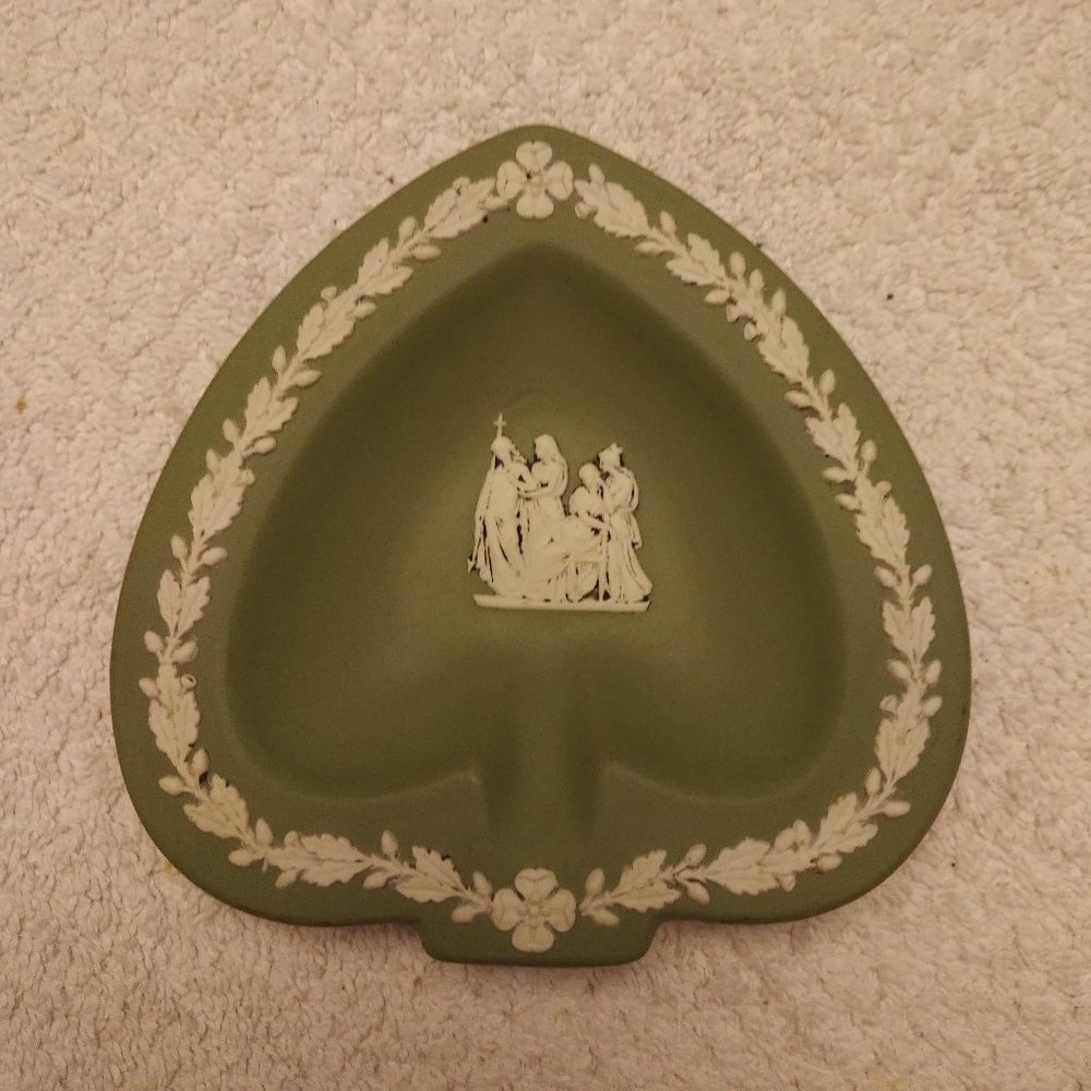 WEDGWOOD JASPERWARE HEART-SHAPED TRINKET DISH